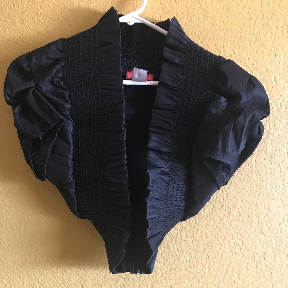 ✨ La Scala black dress shrug EUC ✨